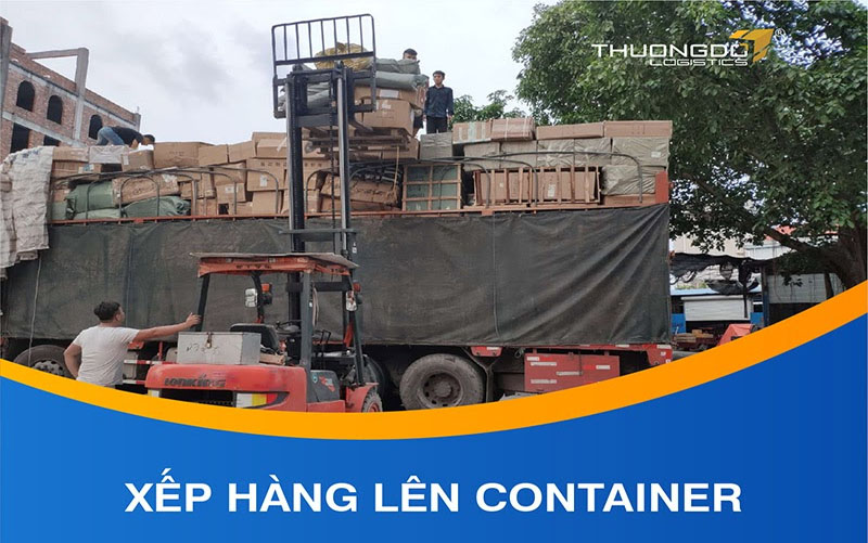 Hàng hóa được sắp xếp lên container một cách cận thẩn