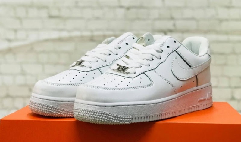 Giày nữ Nike Air Force 1 màu trắng được yêu thích bởi nó có thiết kế đơn giản, dễ phối đồ và không lo lỗi mốt