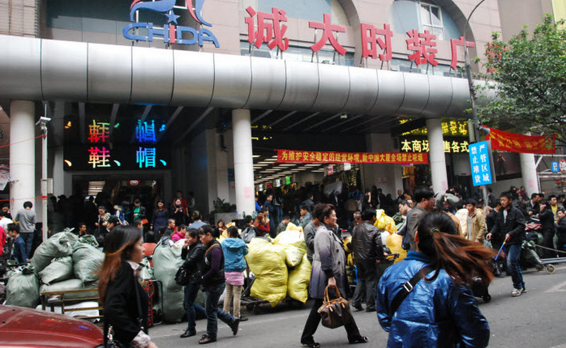 Nhập chong chóng cho trẻ em tại chợ đầu mối ở Trung Quốc