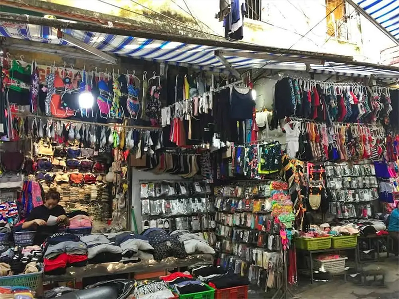  Khi nhập hàng đồ lót ở chợ đầu mối Việt Nam, các chủ shop phải biết cách mặc cả để mua hàng với giá tốt nhất