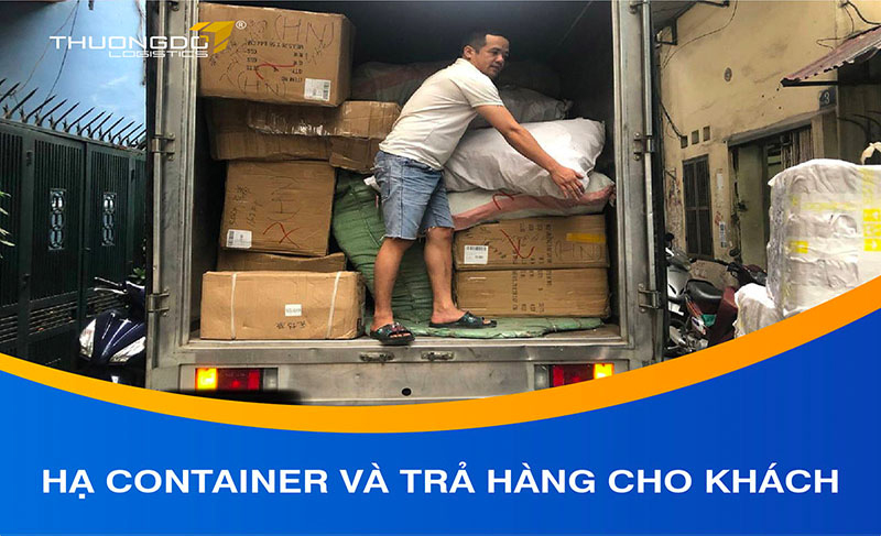  Hạ container và trả hàng cho khách