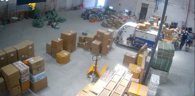 Hình ảnh hàng hóa đang được sắp xếp tại kho của Thương Đô tại Quảng Châu