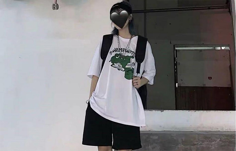  Áo oversize và quần short cá tính