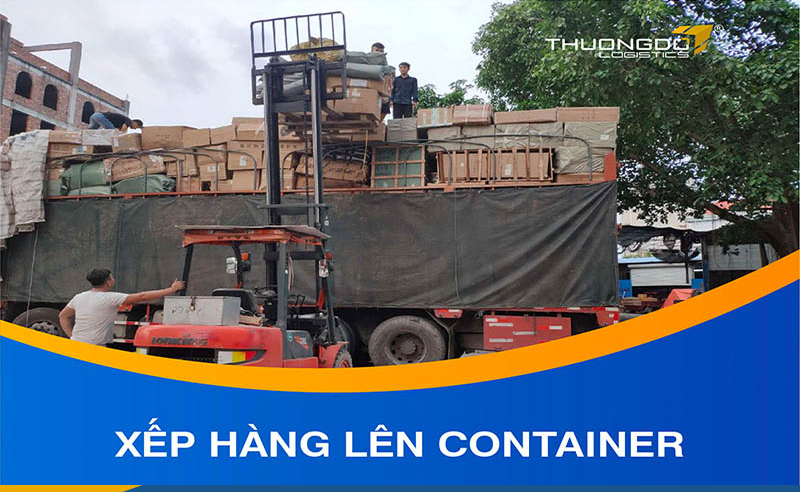  Cho hàng lên container