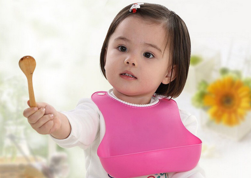 Yếm khe em bé bằng nhựa