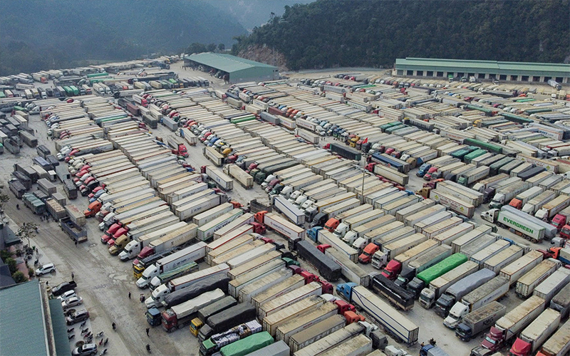  Hàng ngàn xe container ùn ứ tại cửa khẩu Trung Quốc siết chặt thông quan