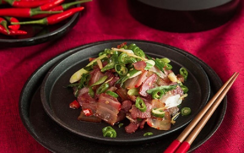 Thịt xông khói xào ớt