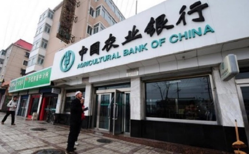 Nếu đang sinh sống ở Trung Quốc, người dùng sẽ đến trực tiếp các trụ sở của ngân hàng để mở thẻ