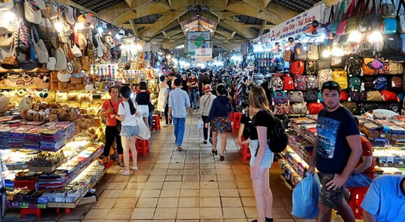 Nếu có số vốn nhỏ, chủ shop có thể nhập hàng ở chợ đầu mối ở Việt Nam