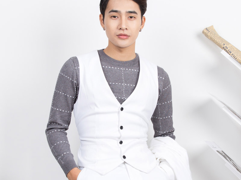 Phối áo gile nam với áo thun
