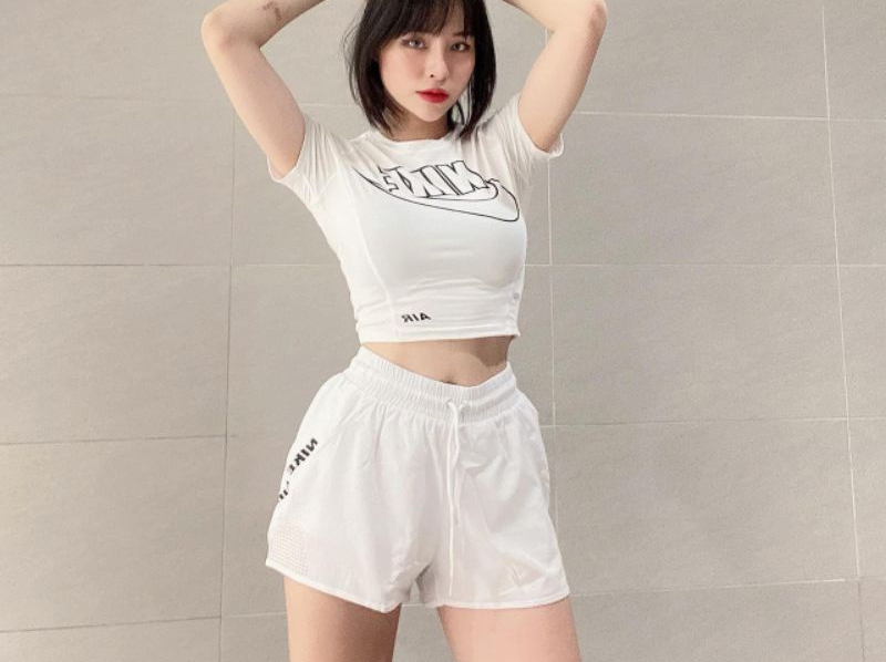Quần short nữ mix với áo thun lửng thể thao