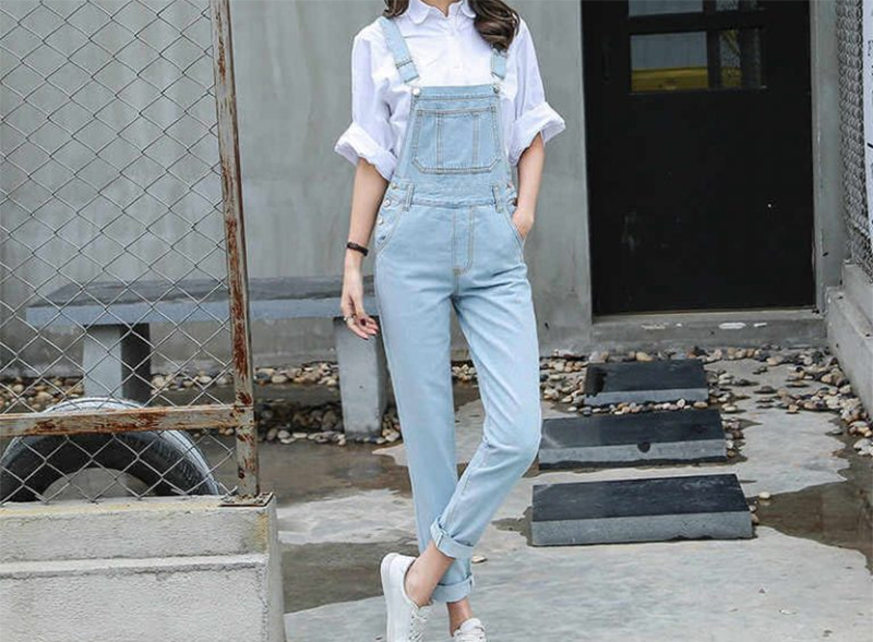 Quần yếm jean nữ phối với áo sơ mi trắng