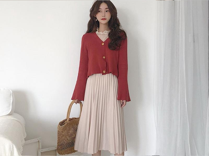 Áo cardigan phối với chân váy dài