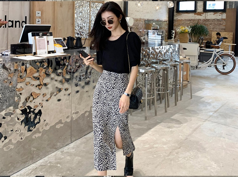 Chân váy xẻ tà họa tiết
