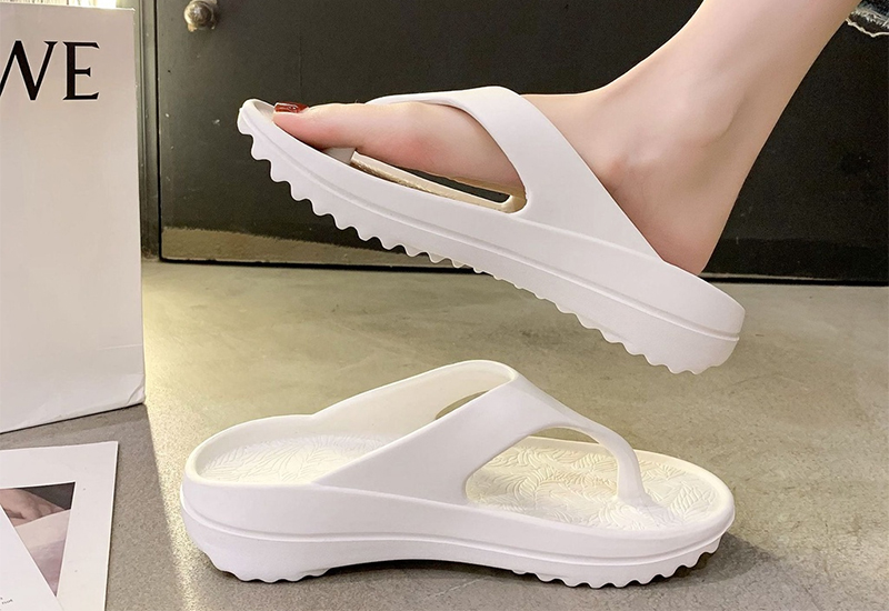 Dép xỏ ngón đi trong nhà