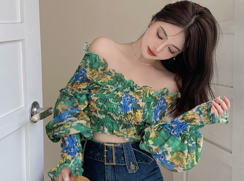 Áo trễ vai họa tiết hoa