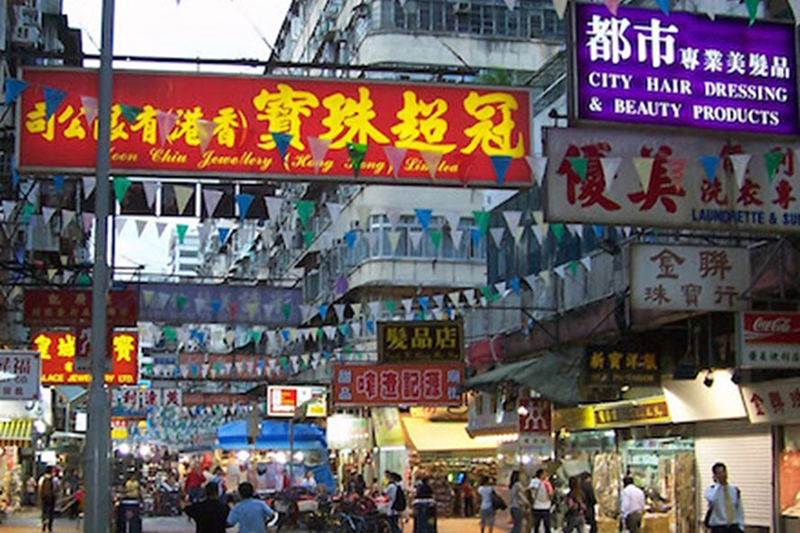 Nhập gạch tại chợ đầu mối