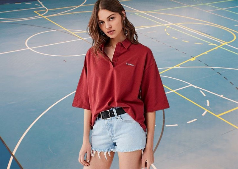 Phối áo polo với quần short jean