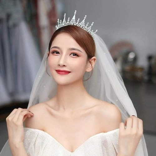 Vương miện thích hợp với những kiểu tóc búi đơn giản