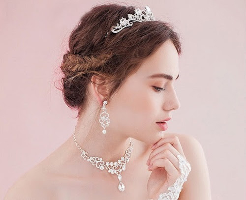 Trang sức là món đồ giúp cô dâu nổi bật hơn trong ngày cưới