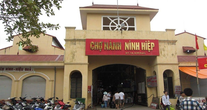 Chợ Ninh Hiệp là khu chợ đầu mối quần áo lớn nhất Hà Nội