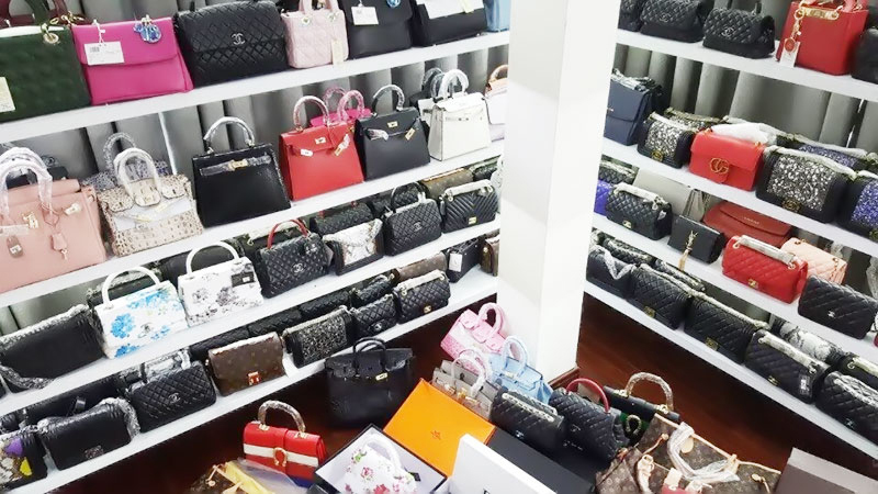 Nhập hàng qua các nhà buôn ở Việt Nam, chủ shop sẽ hạn chế được rủi ro khi nhập túi xách về kinh doanh.