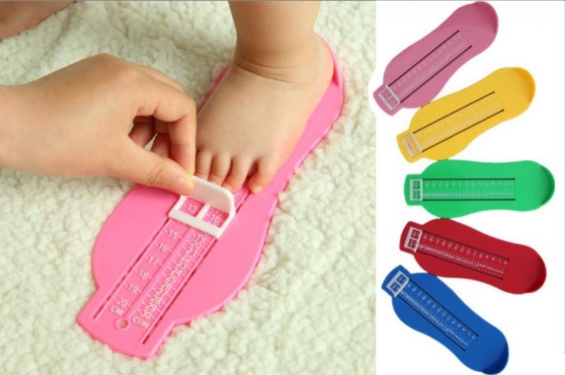 Nên đo kích thước chân cho bé vào buổi chiều sẽ cho ra kết quả chính xác nhất