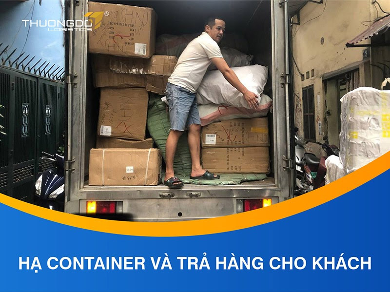 Hạ hàng xuống khỏi container và giao hàng cho khách.