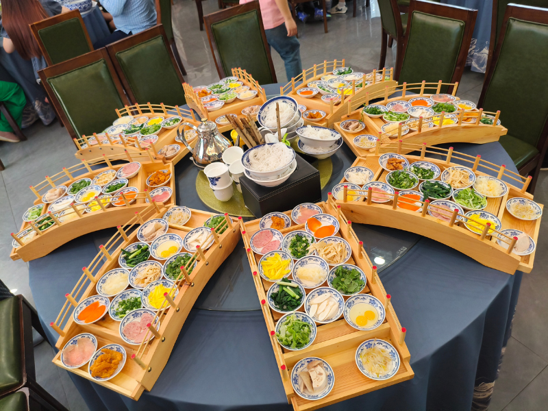 Thưởng thức món ăn đặc sản Bún Qua Cầu