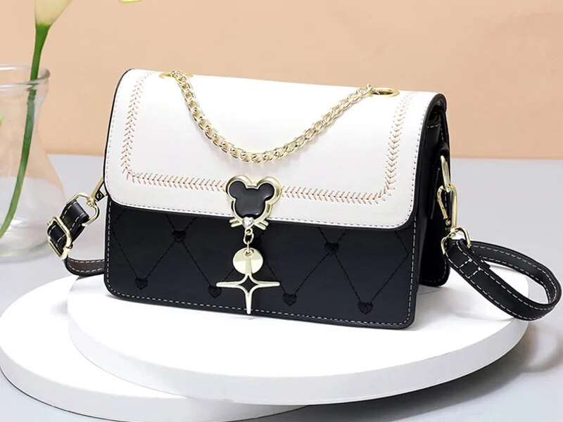 Túi đeo chéo Taobao thu hút người tiêu dùng bởi có mẫu mã, màu sắc đa dạng