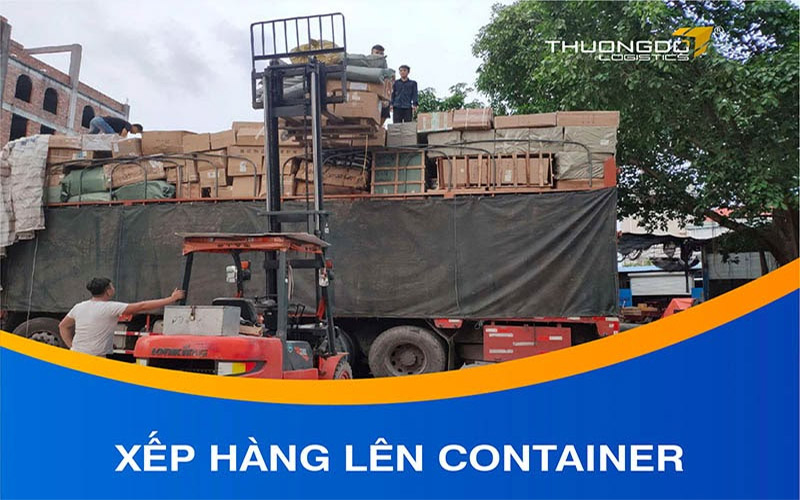 Xếp hàng hóa lên container