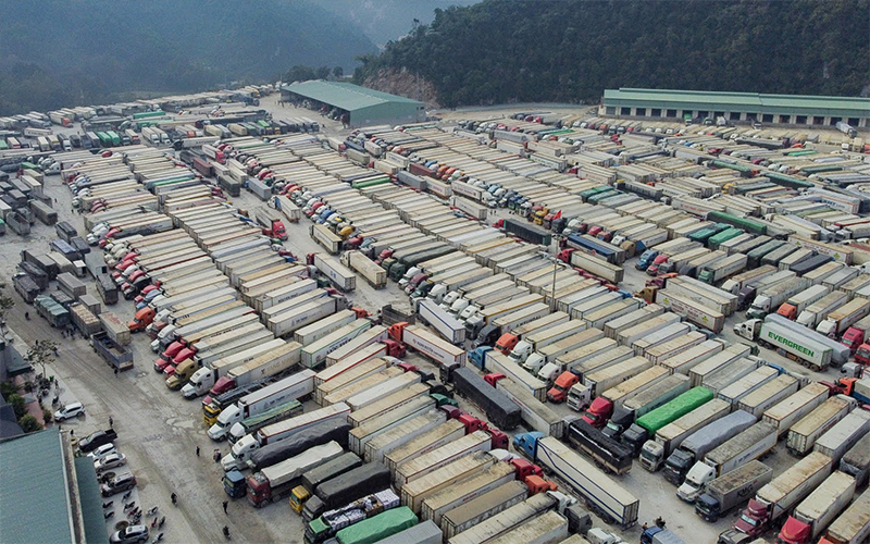Hàng ngàn xe container ùn ứ tại cửa khẩu Trung Quốc siết chặt thông quan